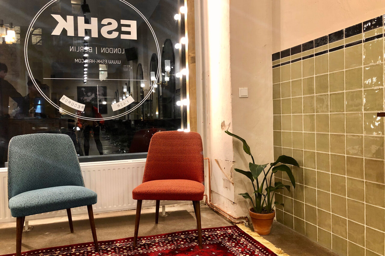 waiting area with vintage chairs at eshk friseur moabit berlin