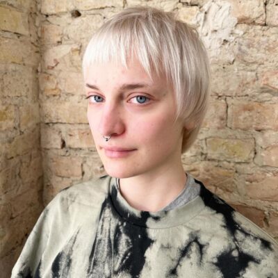 bright blonde short layered haircut eshk friseur berlin