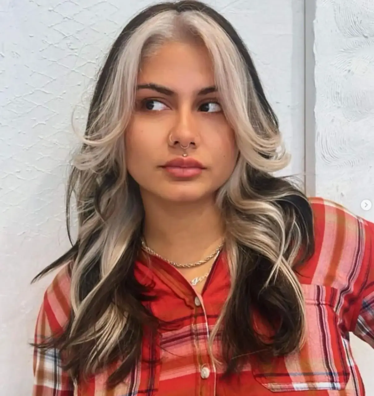 contrast haircolor on wavy hair with bleached bangs eshk hair salon brooklyn by Mariah